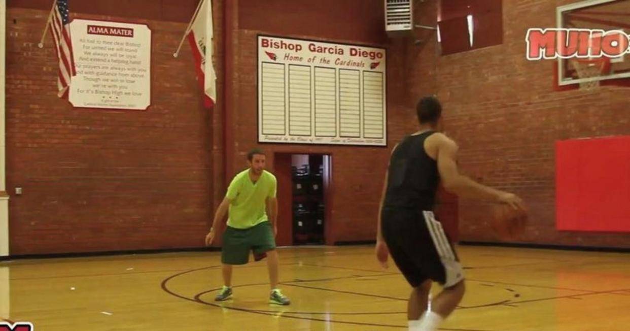 詹姆斯应放下面子主动呼叫挡拆，体前运球加面框急停技术虽华丽，能力仅适合表演对抗强度瞬间显疲态