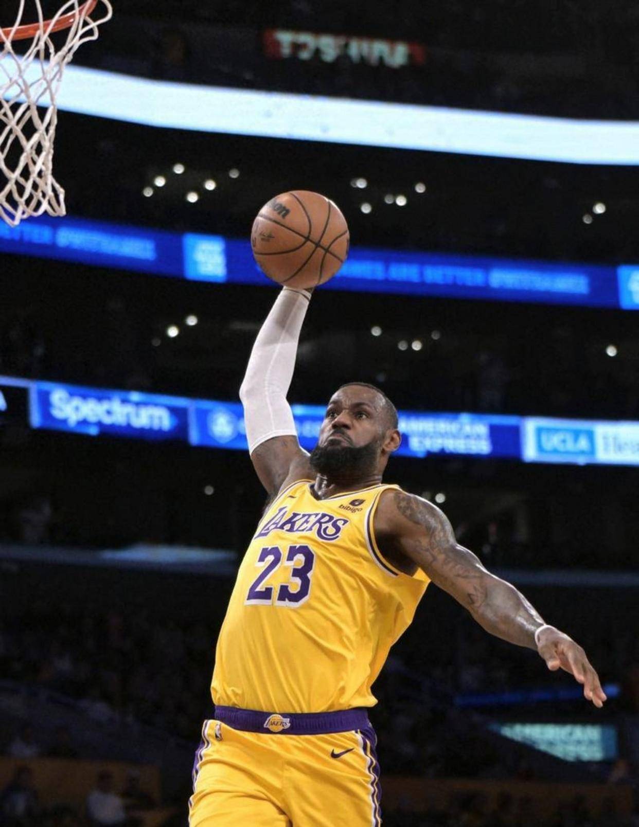 詹姆斯今天贡献了一个历史级别的运球，证明他不仅有身体实力，也有技术含量，NBA关于他的最大谎言彻底被打破